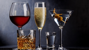Reforma fiscal 2027: IEPS a alcohol y sodio entre las propuestas