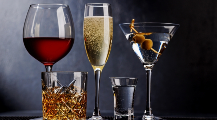 Reforma fiscal 2027: IEPS a alcohol y sodio entre las propuestas