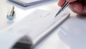 Los riesgos fiscales de los pagos con cheque