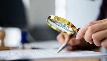 Auditora y fraude: Nuevas responsabilidades propuestas por la ASB en 2025